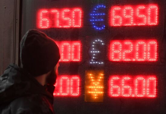 Курс евро опустился ниже 68 рублей впервые с января 2018 года