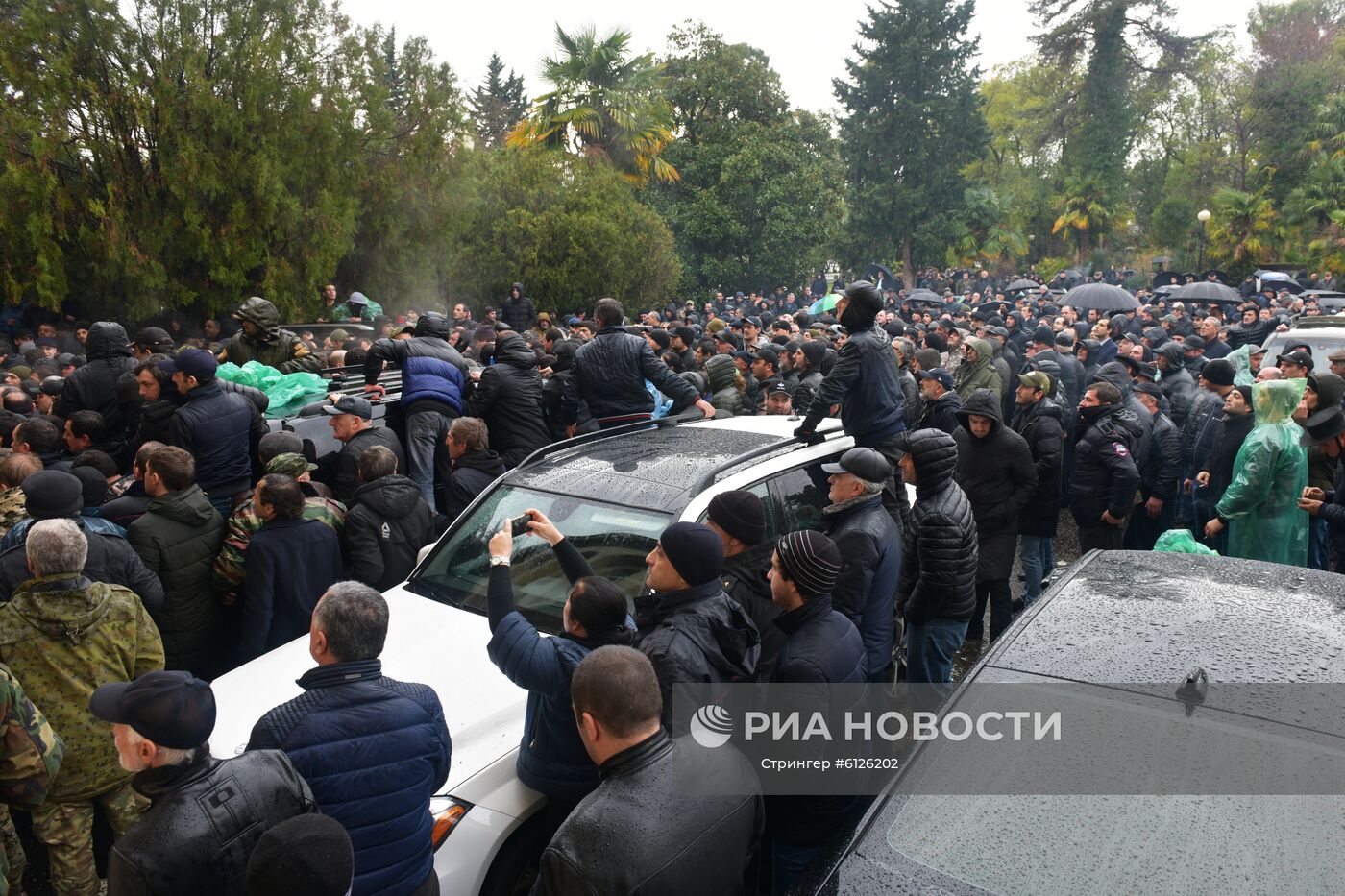 Протестующие штурмуют администрацию президента Абхазии
