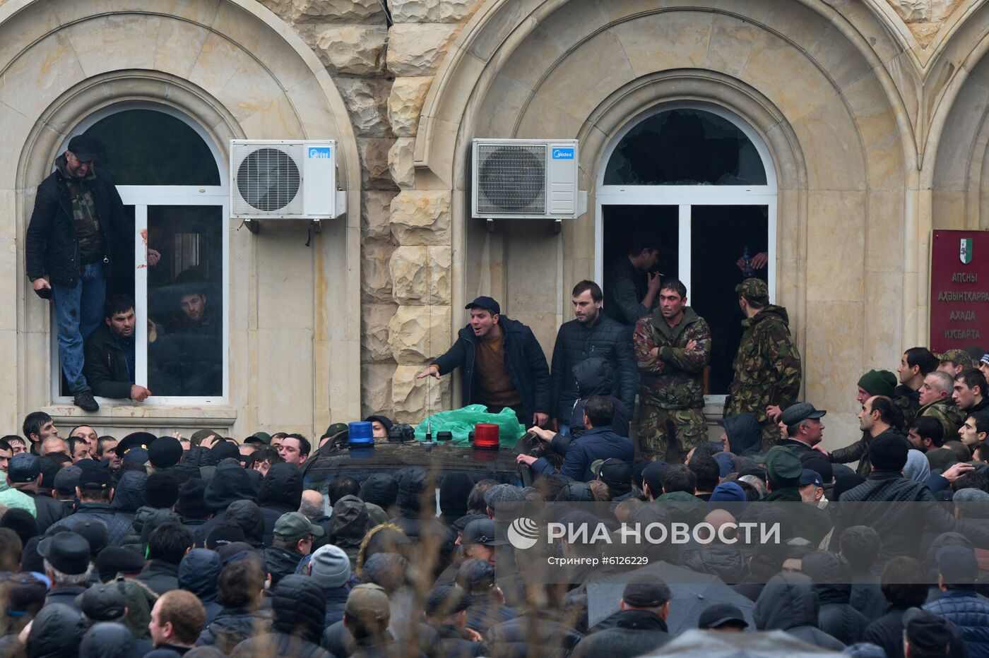 Протестующие штурмуют администрацию президента Абхазии