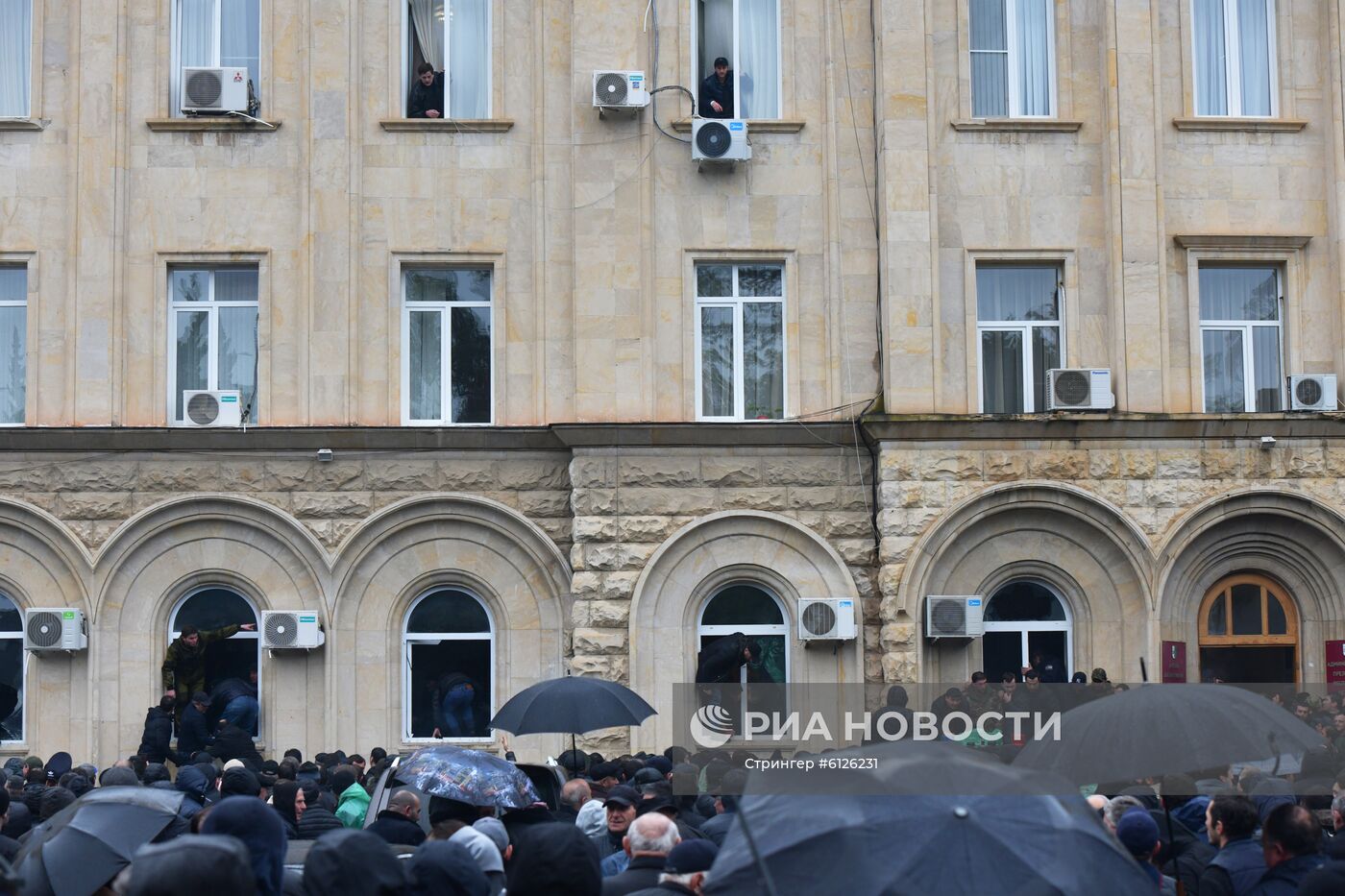 Протестующие штурмуют администрацию президента Абхазии