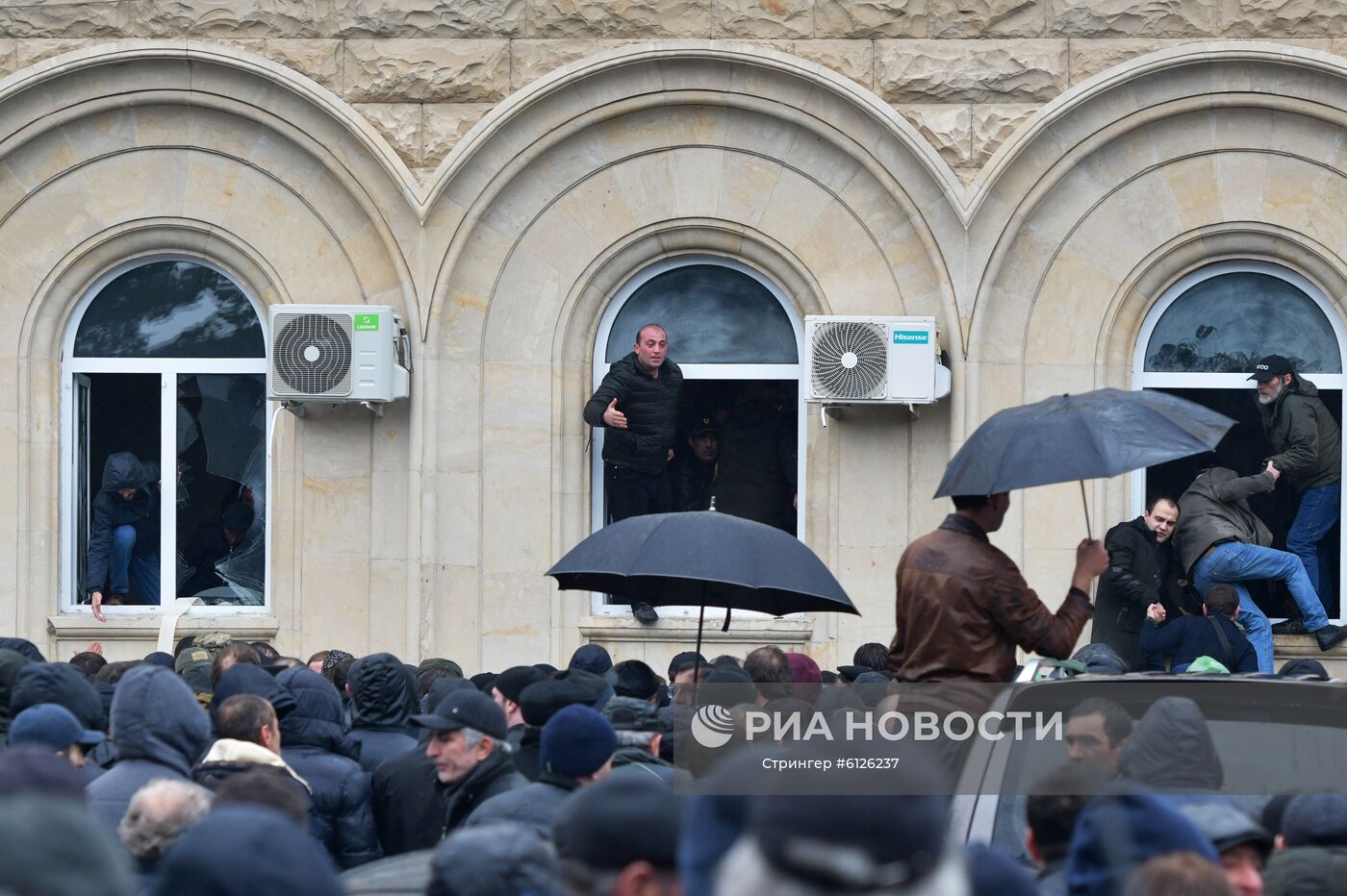 Протестующие штурмуют администрацию президента Абхазии