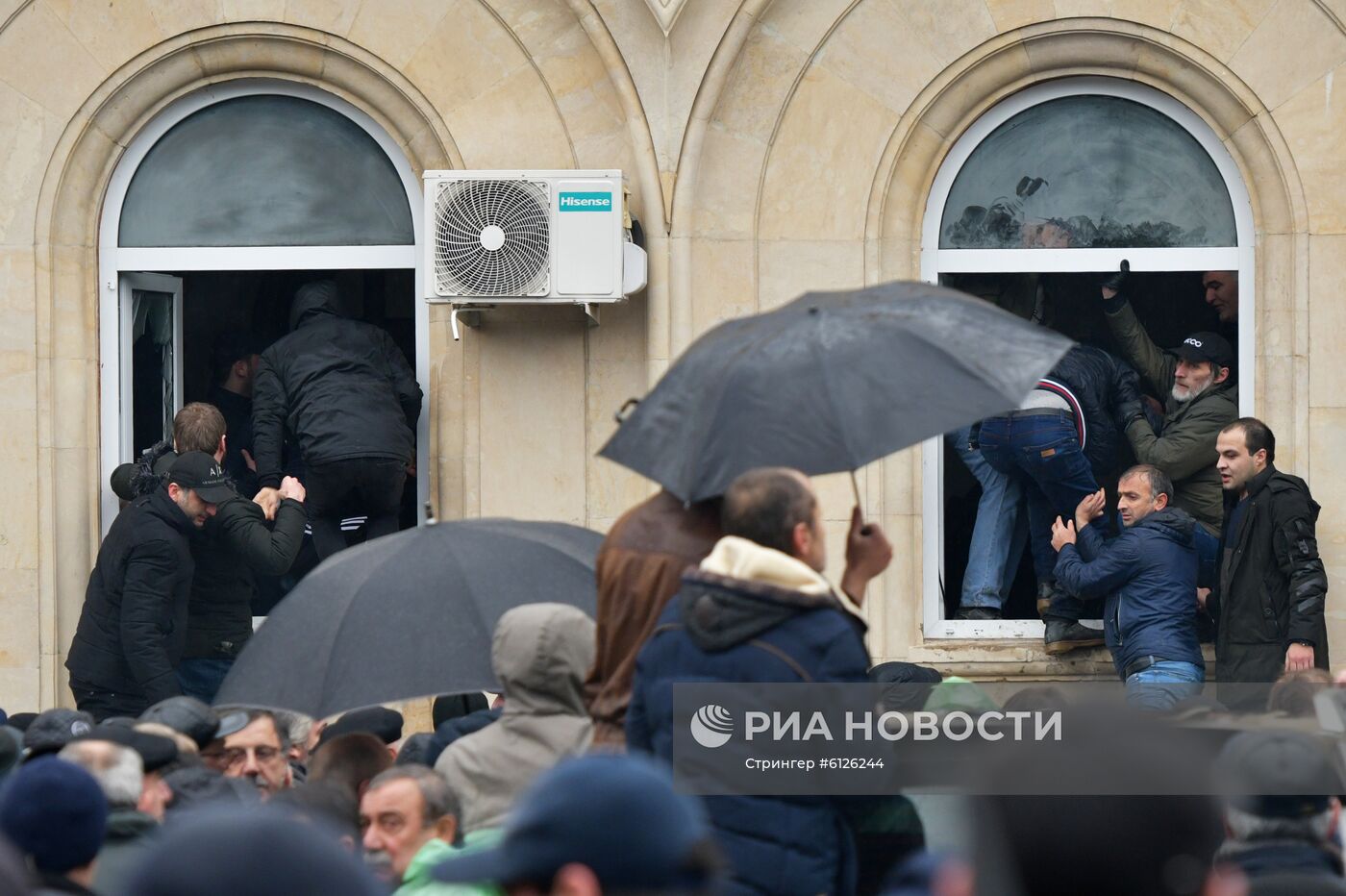 Протестующие штурмуют администрацию президента Абхазии