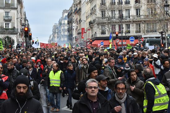 Акция протеста в Париже против пенсионной реформы