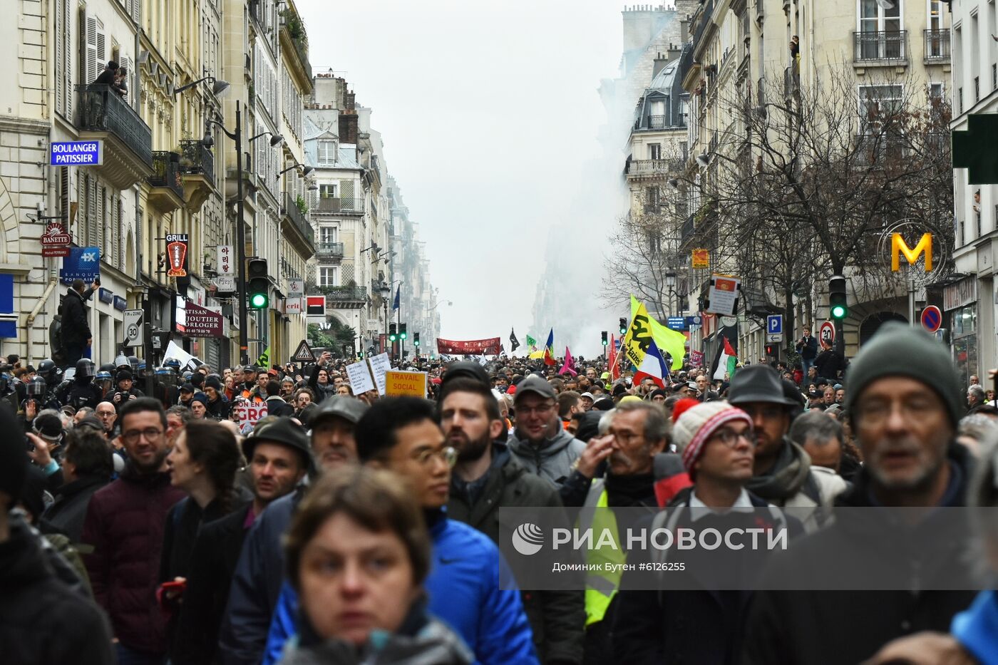 Акция протеста в Париже против пенсионной реформы