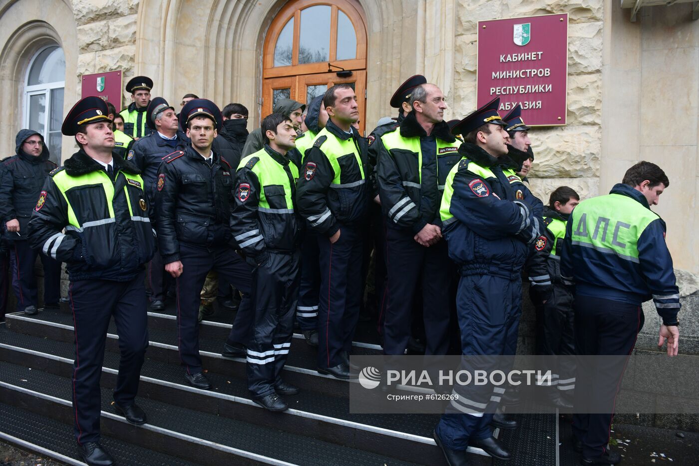 Протестующие штурмуют администрацию президента Абхазии