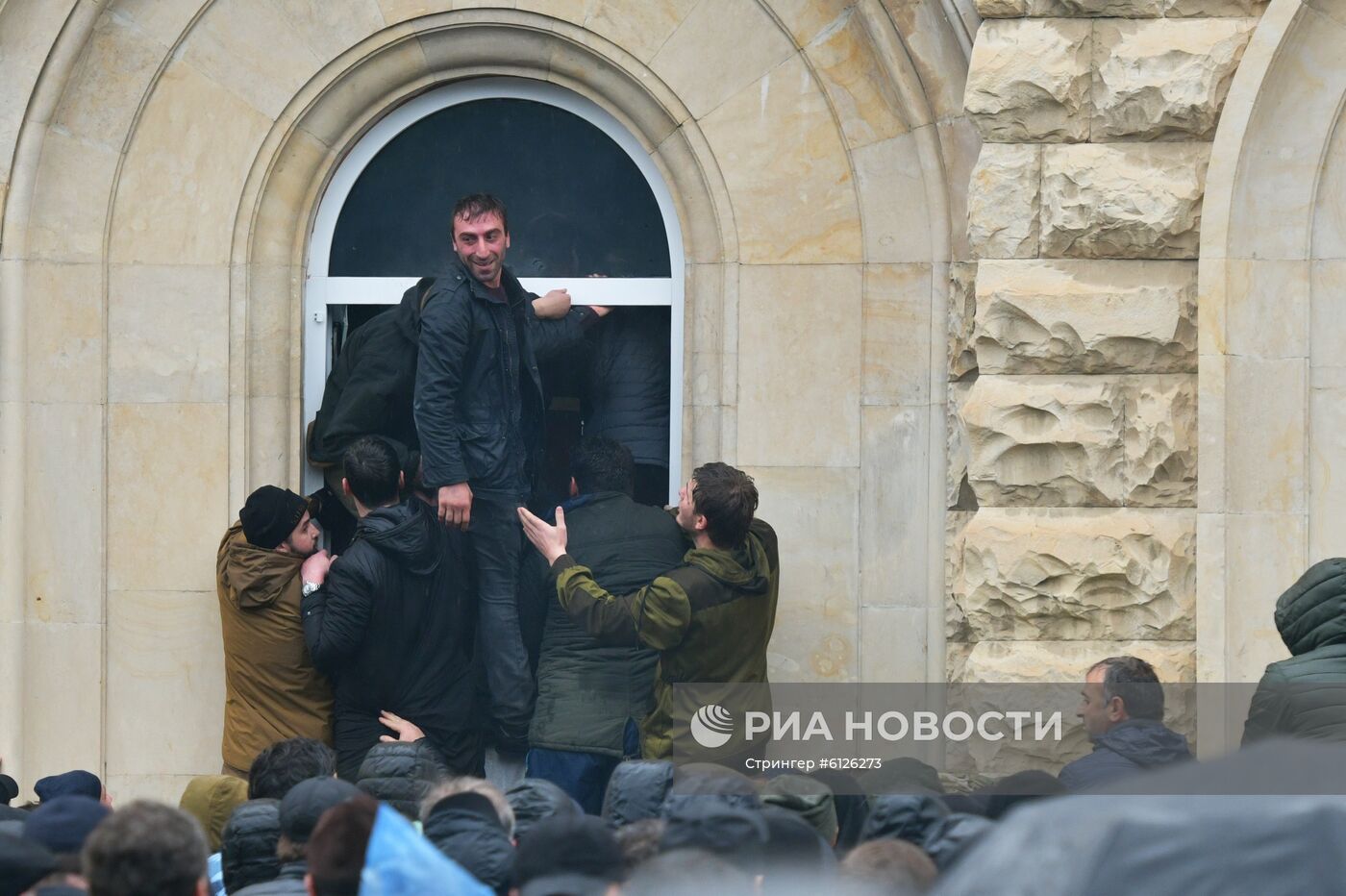 Протестующие штурмуют администрацию президента Абхазии