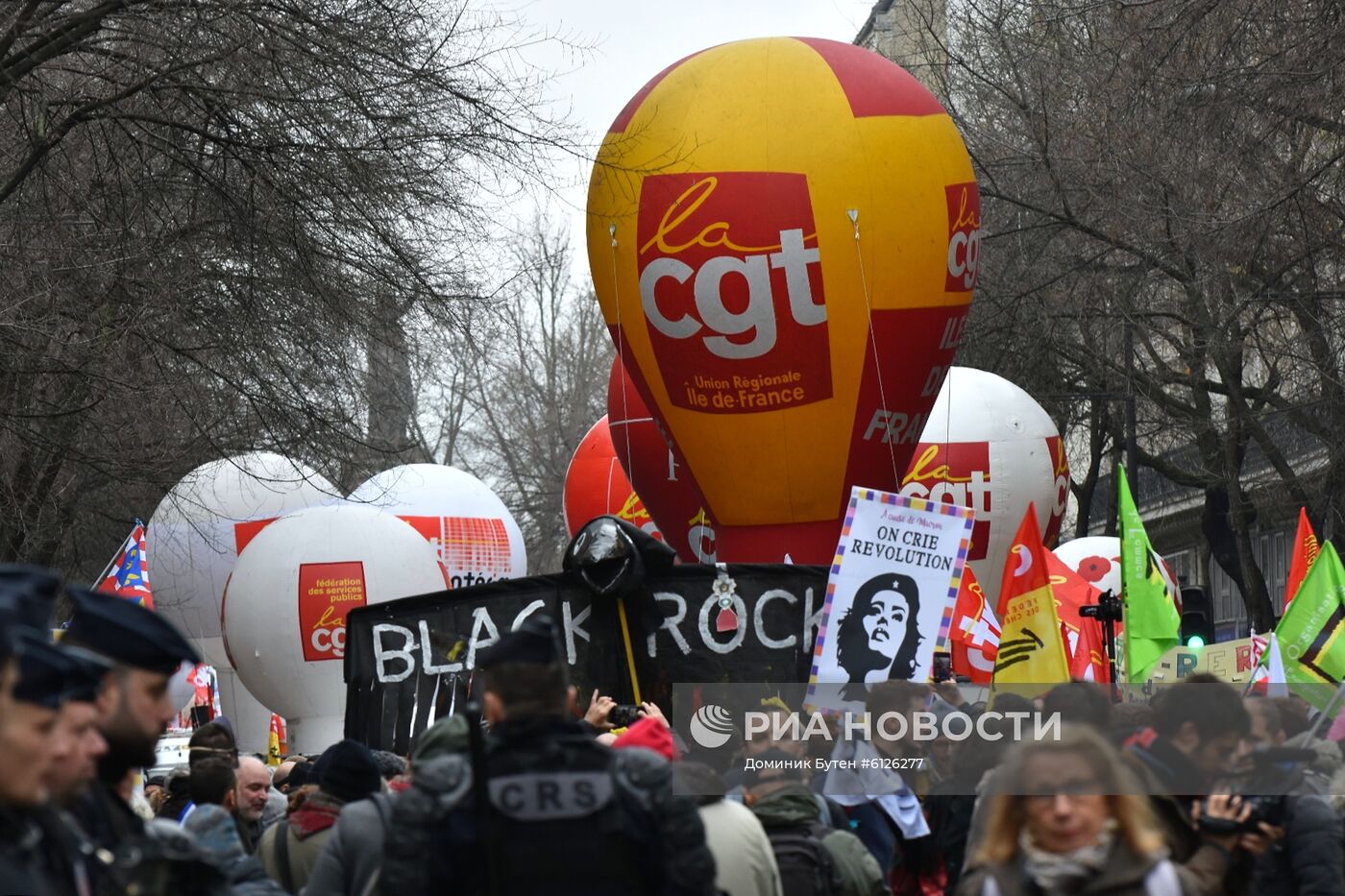 Акция протеста в Париже против пенсионной реформы