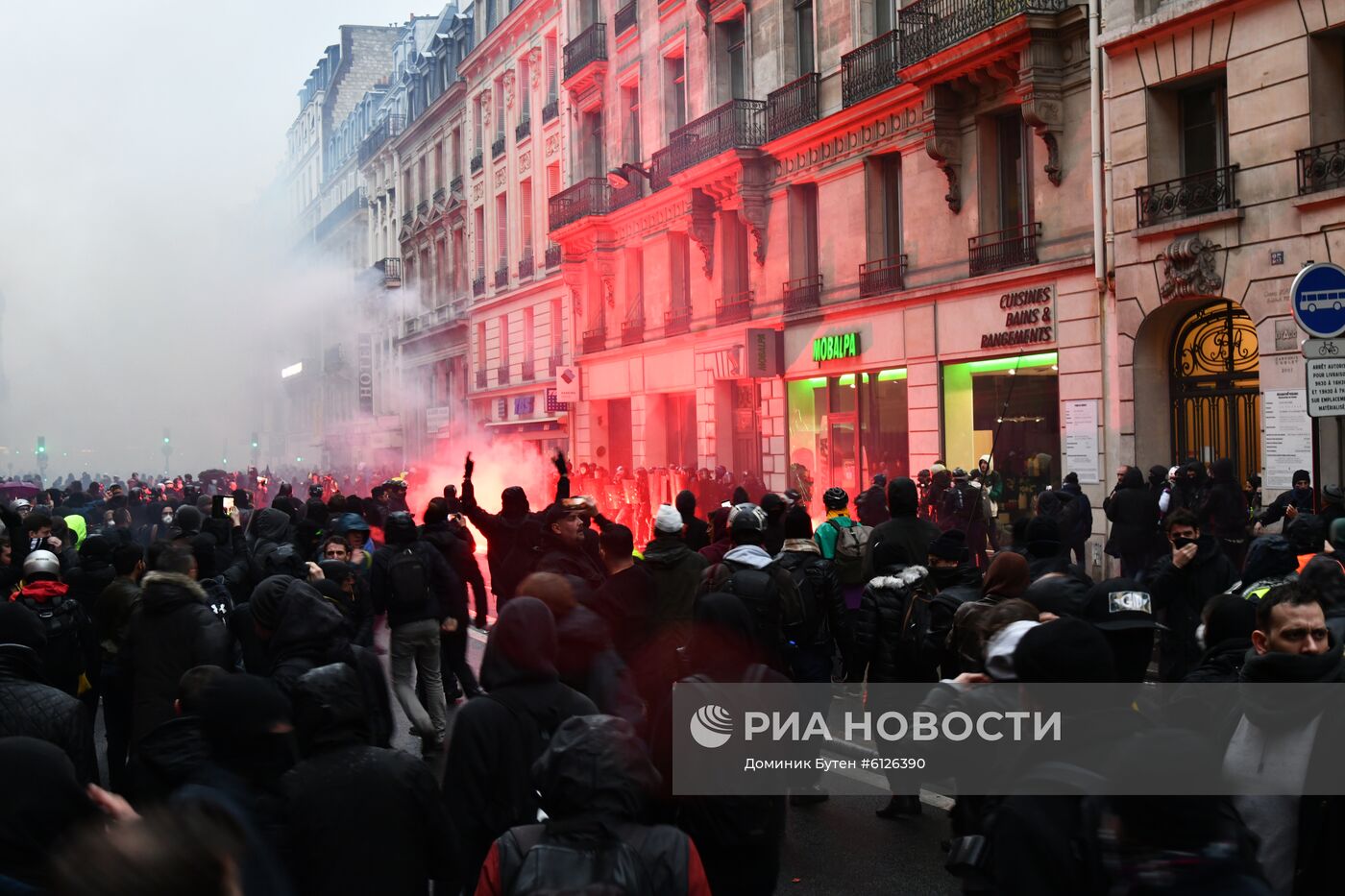 Акция протеста в Париже против пенсионной реформы