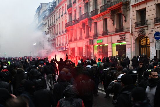 Акция протеста в Париже против пенсионной реформы