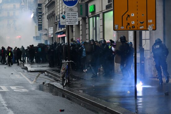 Акция протеста в Париже против пенсионной реформы