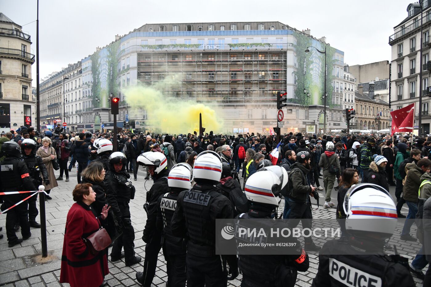 Акция протеста в Париже против пенсионной реформы