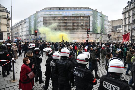 Акция протеста в Париже против пенсионной реформы