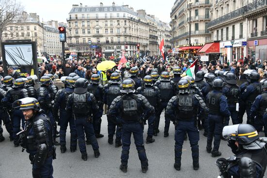 Акция протеста в Париже против пенсионной реформы