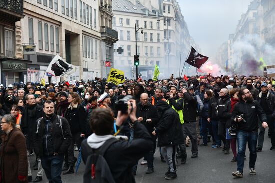 Акция протеста в Париже против пенсионной реформы