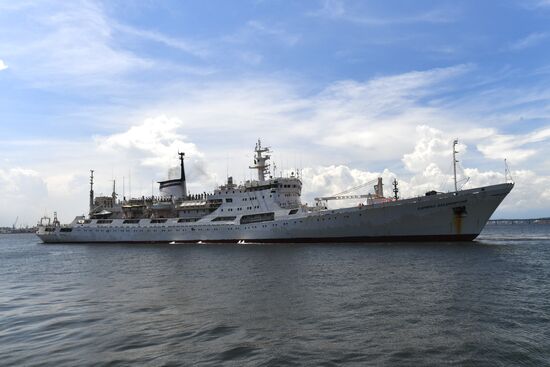 Океанографическое судно "Адмирал Владимирский" в порту Рио-де-Жанейро