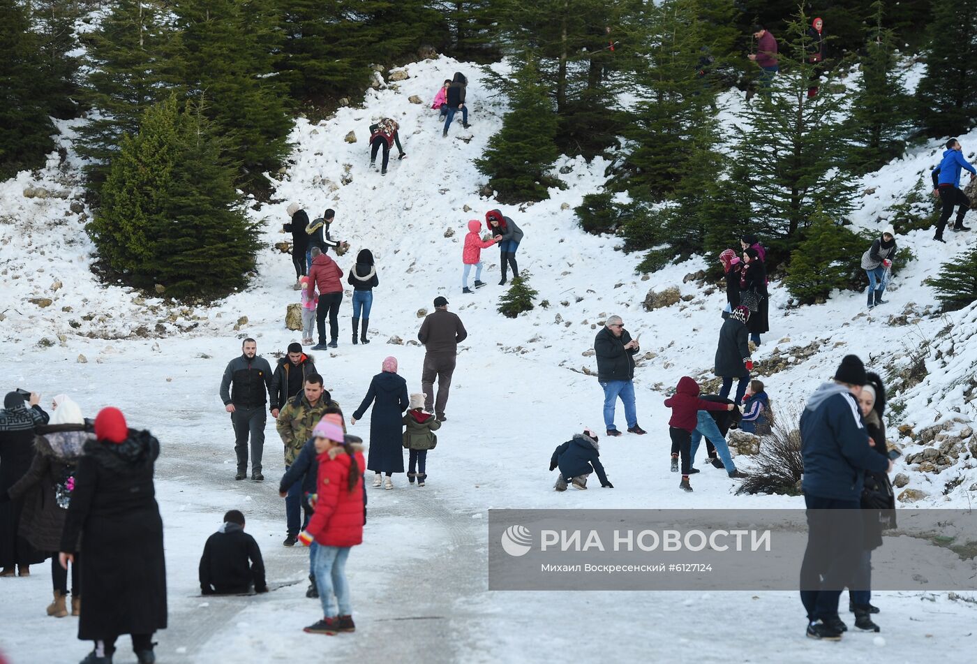 Сирийцы отдыхают в горной части Латакии