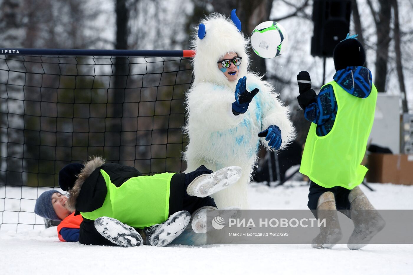 Дворовый чемпионат по футболу в валенках 