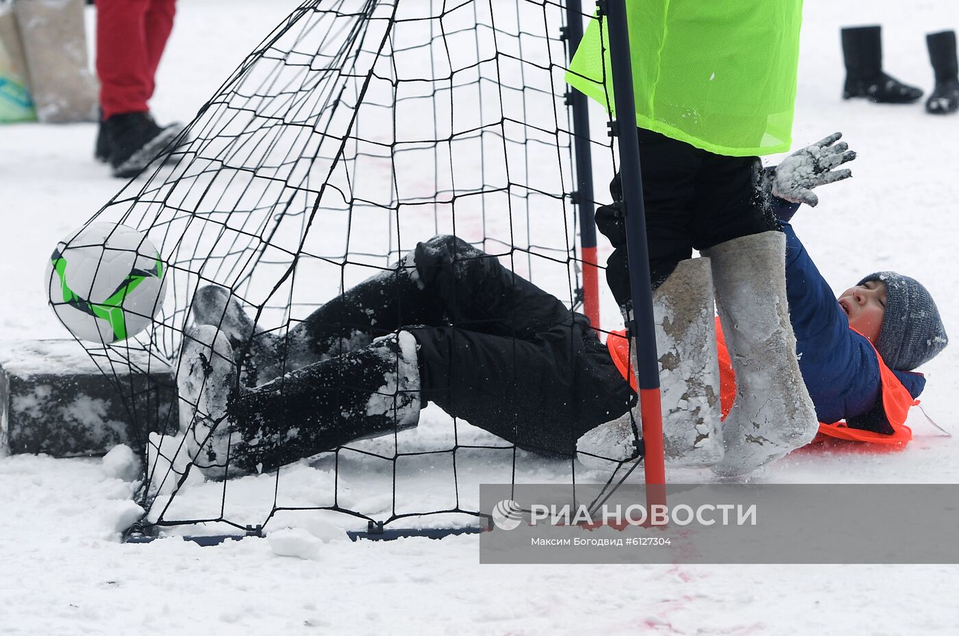 Дворовый чемпионат по футболу в валенках 