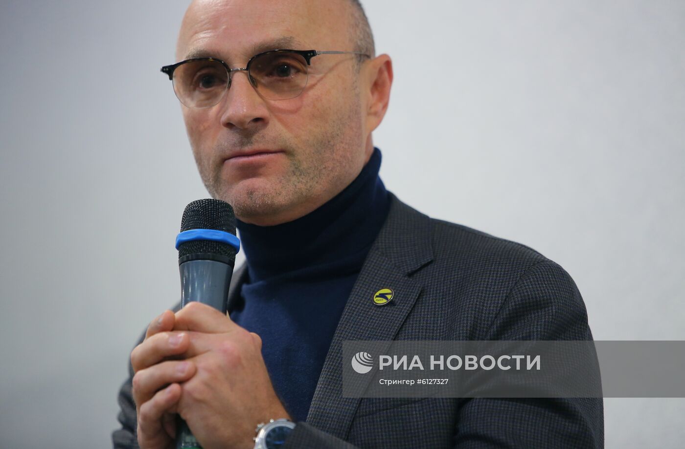 Брифинг президента Международных авиалиний Украины Е. Дыхне в аэропорту Борисполь