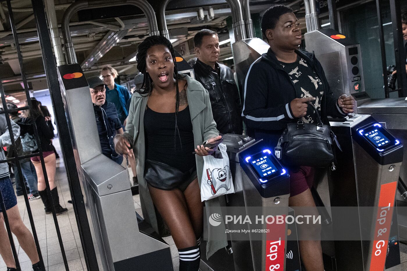 Международный флешмоб "В метро без штанов"