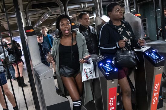 Международный флешмоб "В метро без штанов"