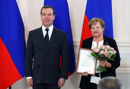Премьер-министр РФ Д. Медведев вручил премии правительства в области СМИ