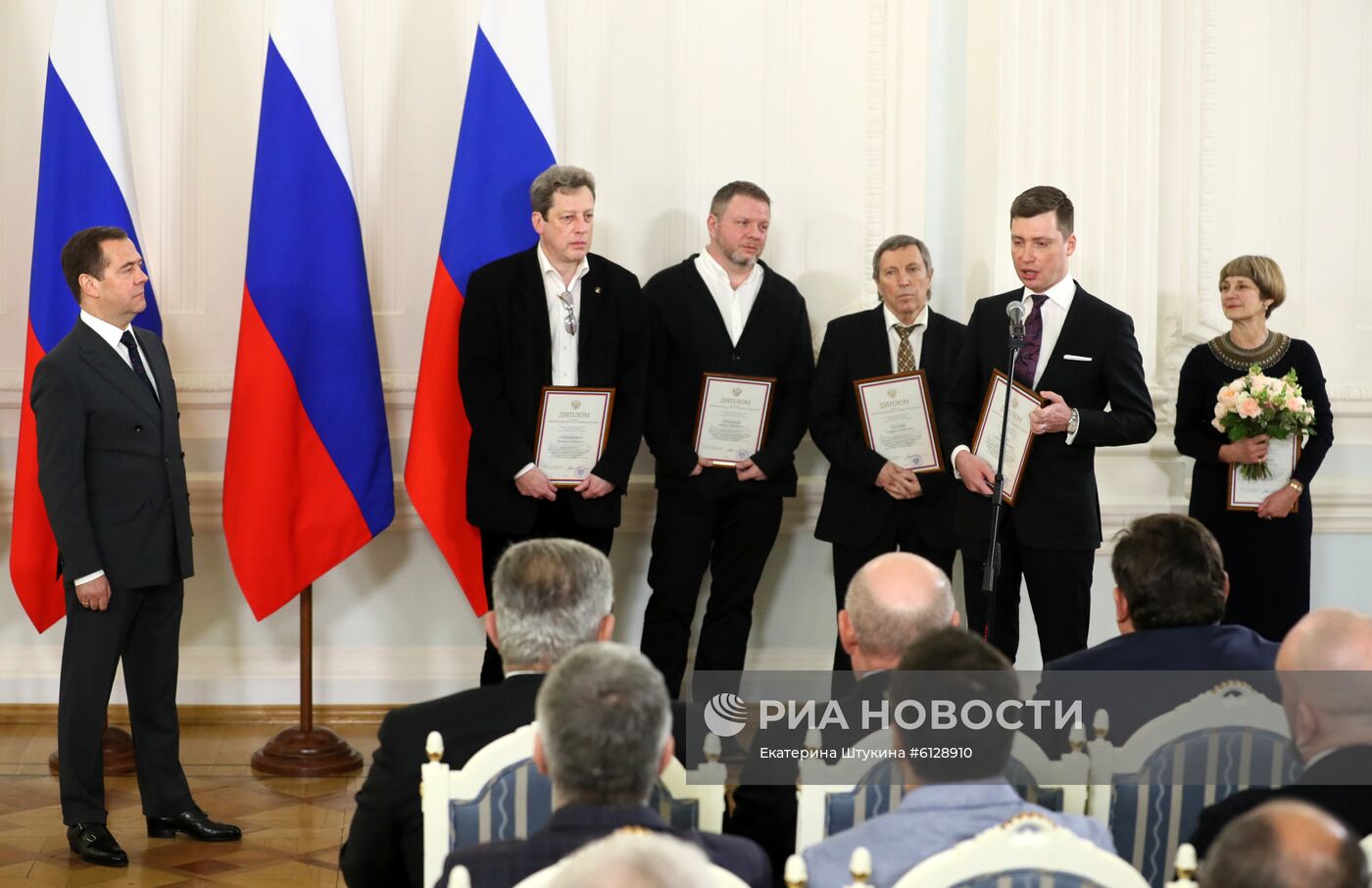 Премьер-министр РФ Д. Медведев вручил премии правительства в области СМИ