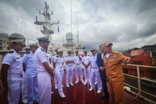 Океанографическое судно "Адмирал Владимирский" в порту Рио-де-Жанейро