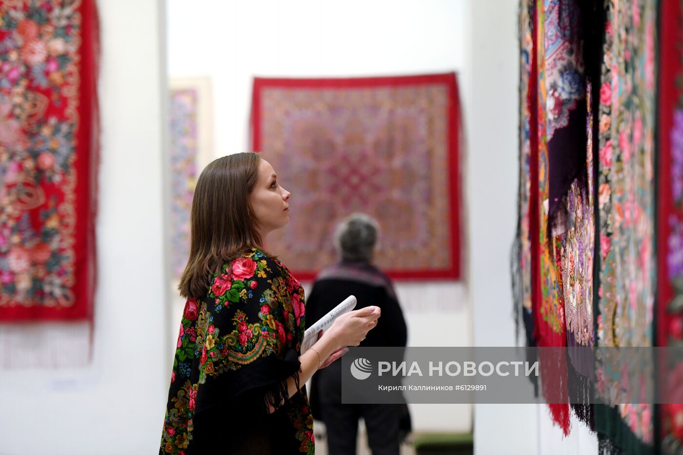 Выставка "Цветочная симфония павловопосадской шали"