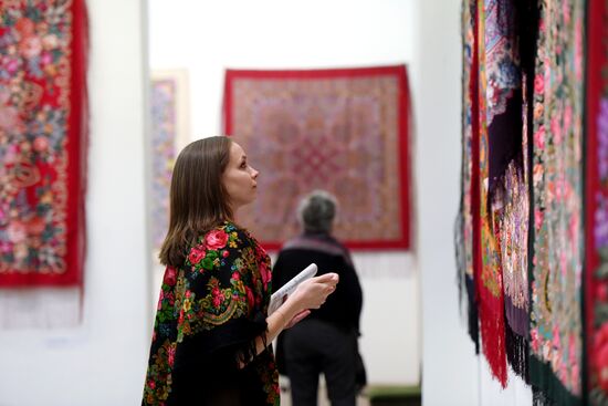 Выставка "Цветочная симфония павловопосадской шали"