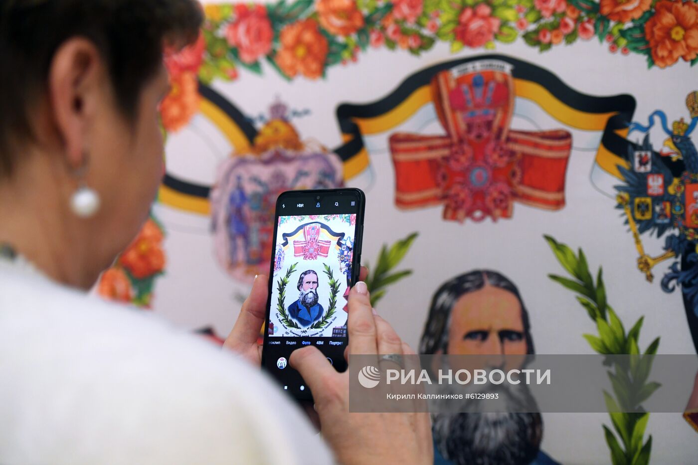 Выставка "Цветочная симфония павловопосадской шали"