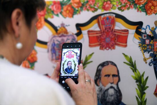 Выставка "Цветочная симфония павловопосадской шали"