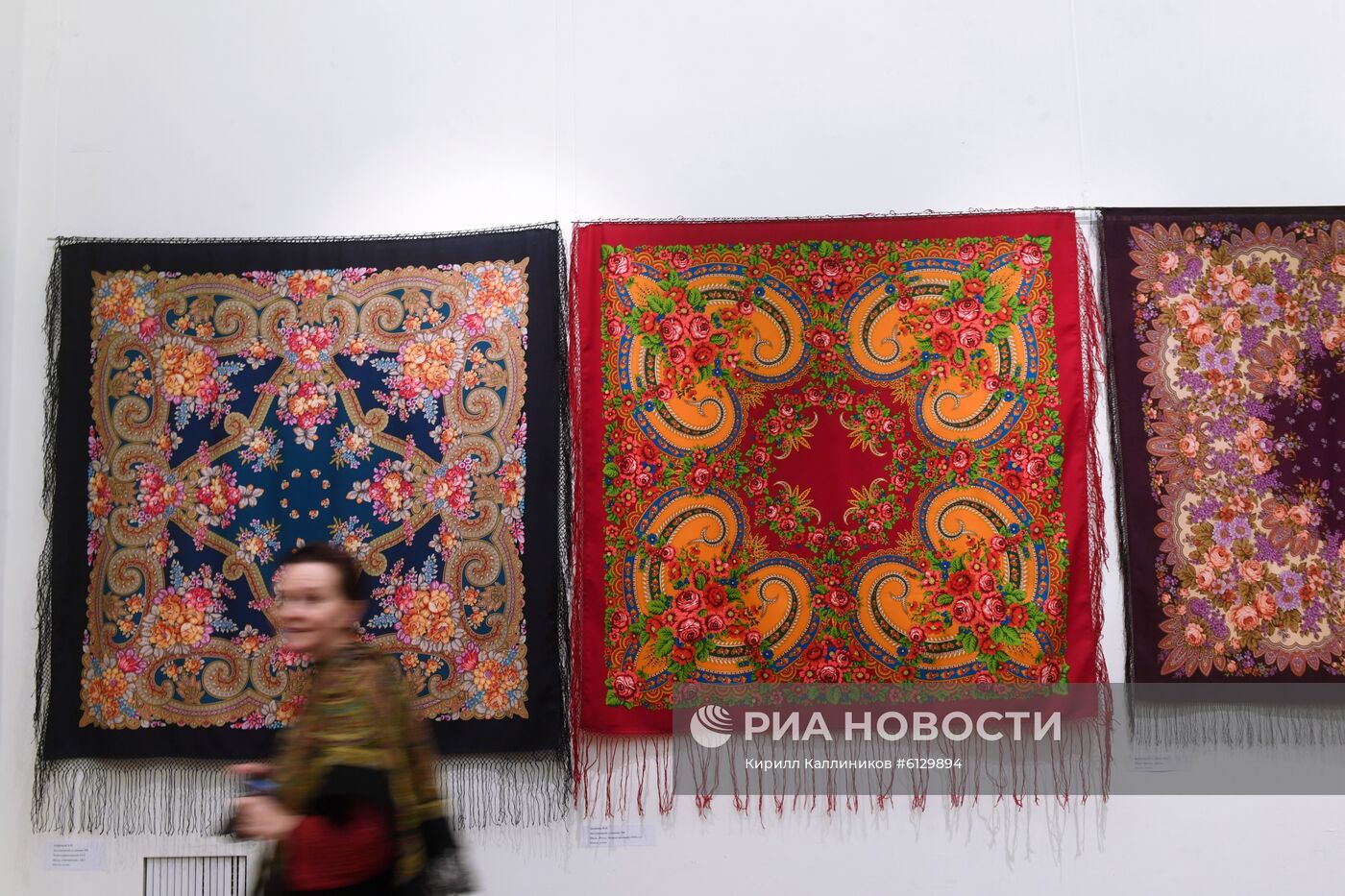 Выставка "Цветочная симфония павловопосадской шали"