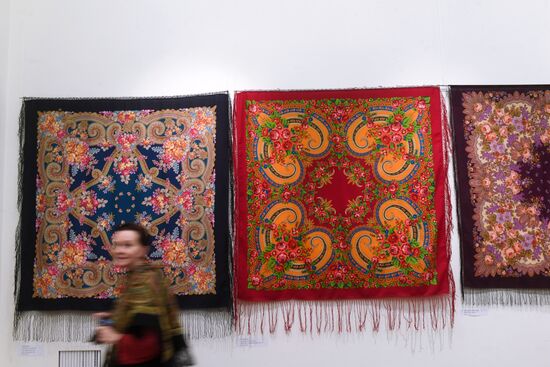 Выставка "Цветочная симфония павловопосадской шали"