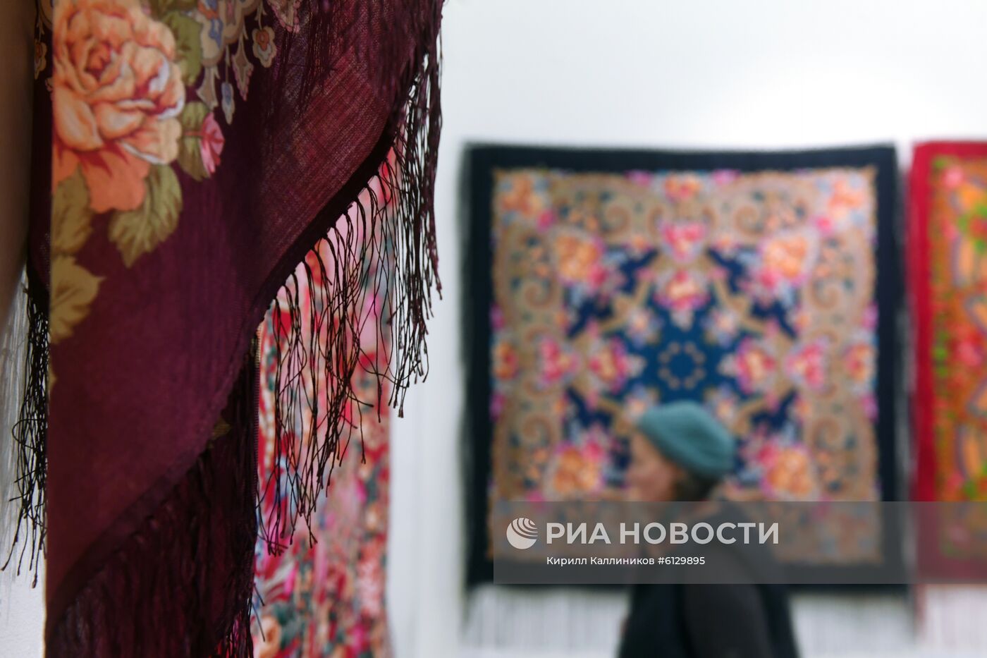 Выставка "Цветочная симфония павловопосадской шали"