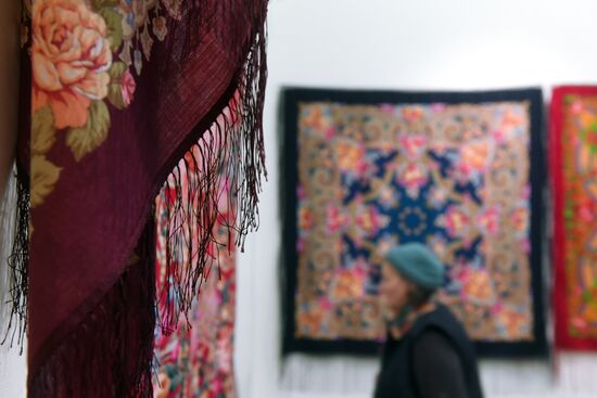 Выставка "Цветочная симфония павловопосадской шали"