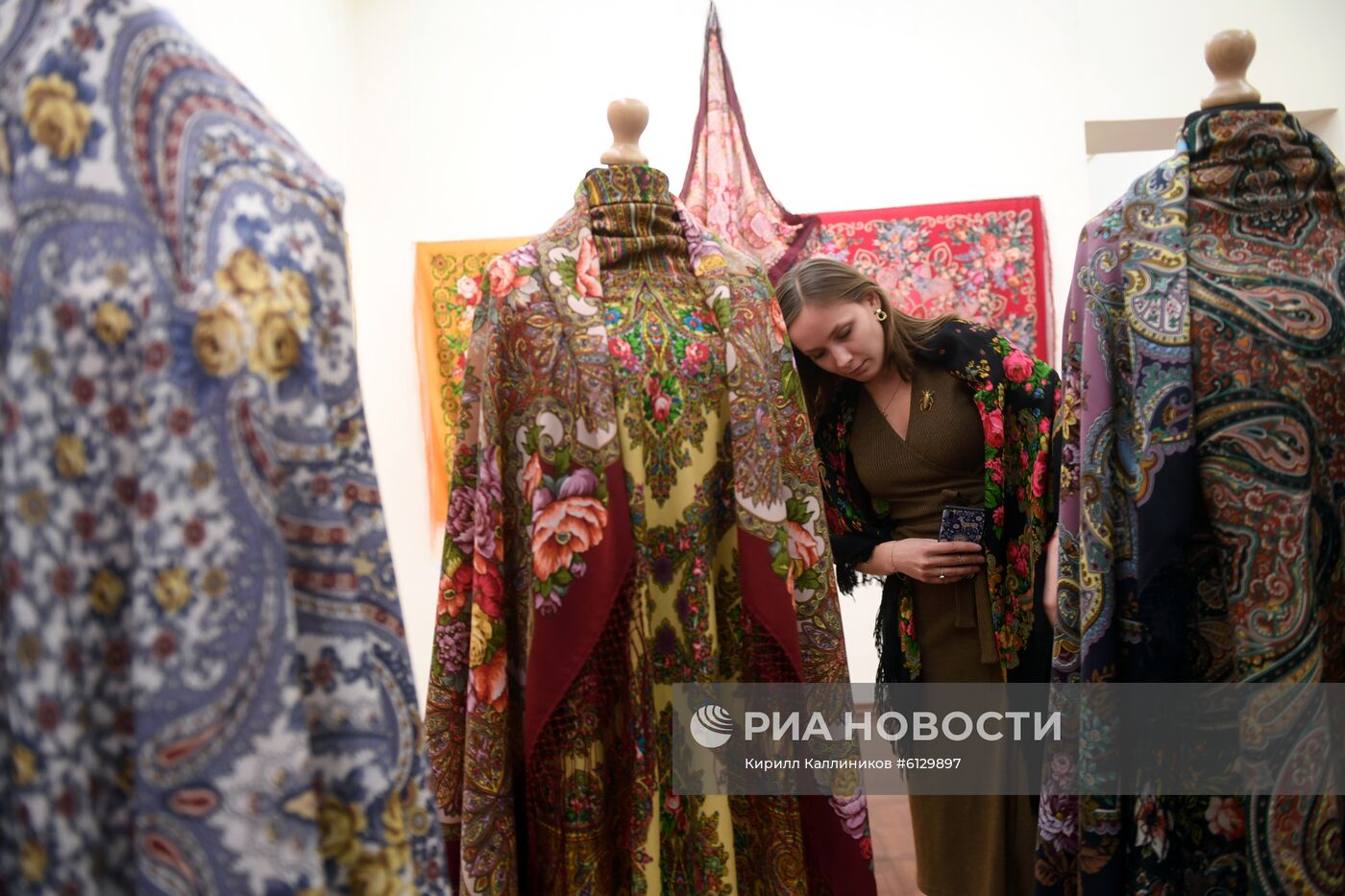 Выставка "Цветочная симфония павловопосадской шали"