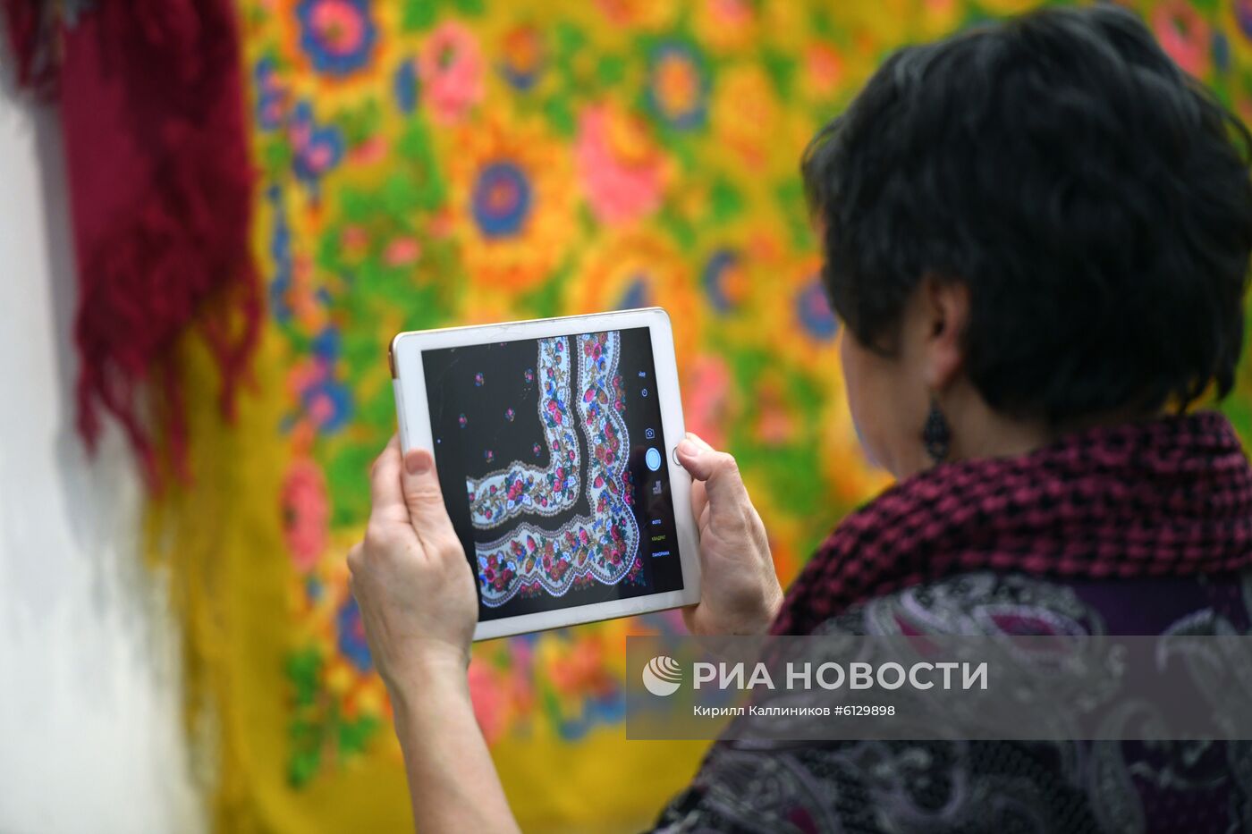 Выставка "Цветочная симфония павловопосадской шали"