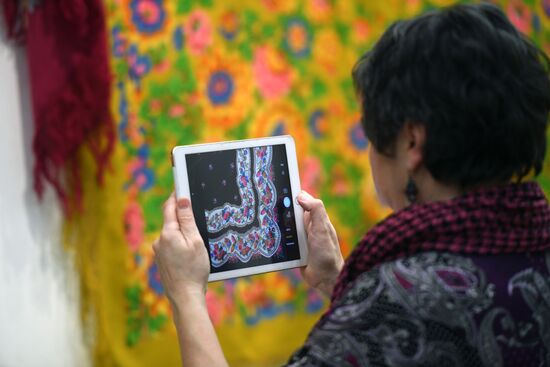 Выставка "Цветочная симфония павловопосадской шали"