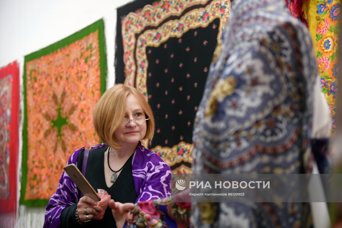 Выставка "Цветочная симфония павловопосадской шали"