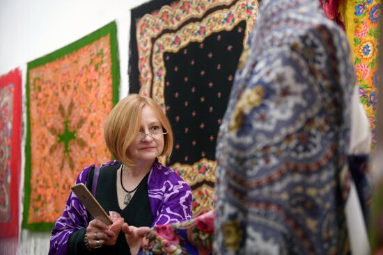 Выставка "Цветочная симфония павловопосадской шали"