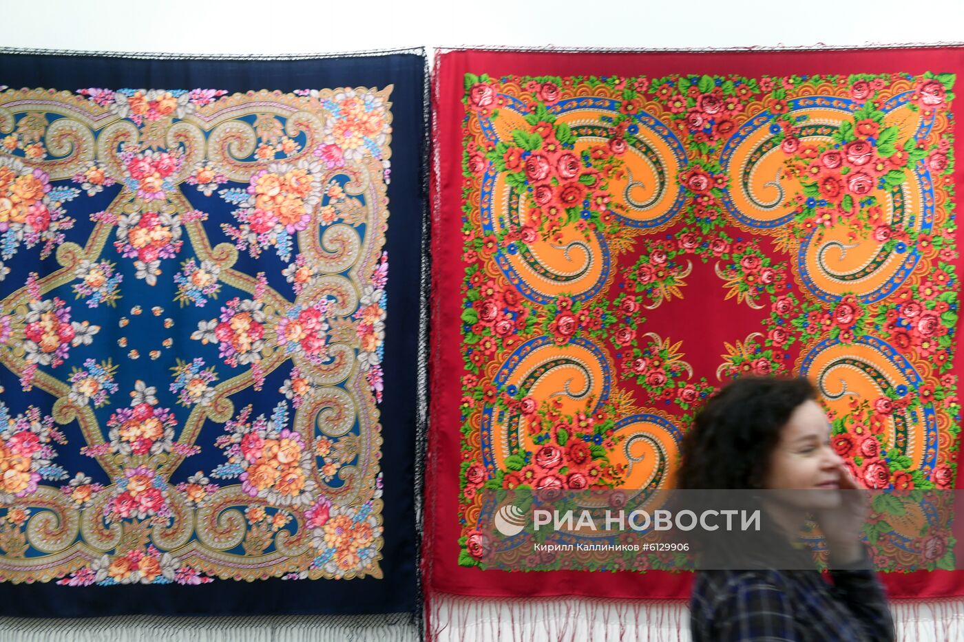 Выставка "Цветочная симфония павловопосадской шали"