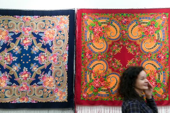 Выставка "Цветочная симфония павловопосадской шали"