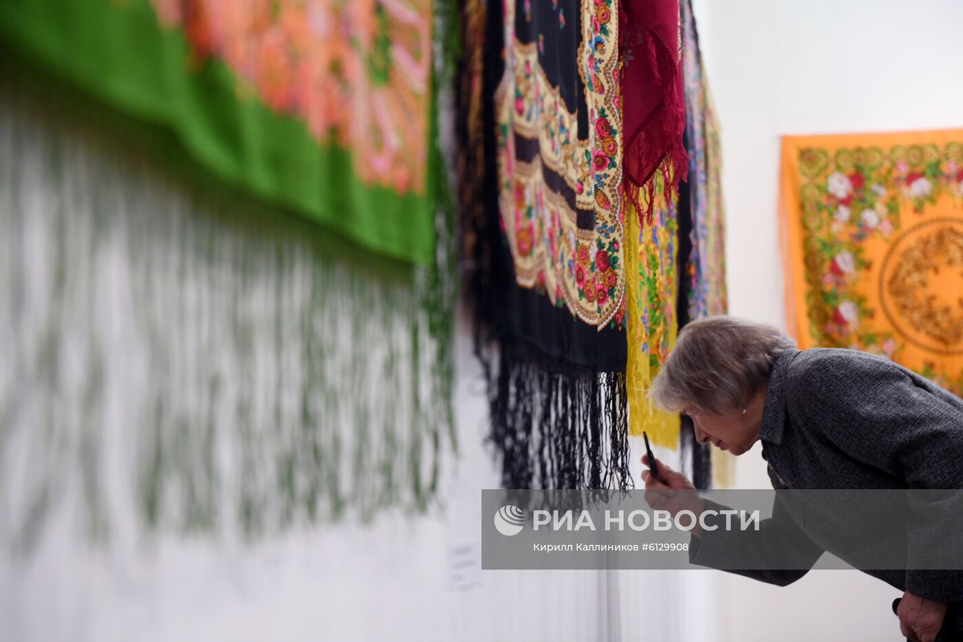 Выставка "Цветочная симфония павловопосадской шали"