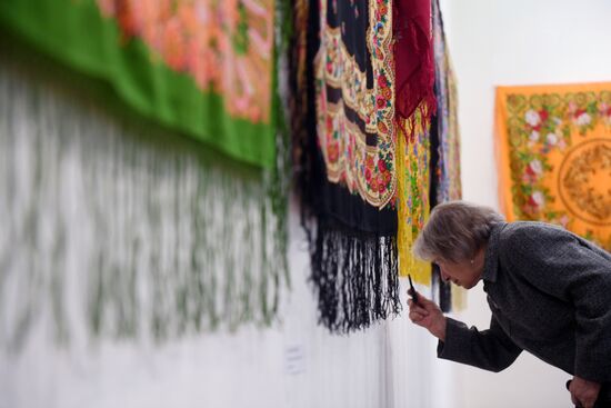 Выставка "Цветочная симфония павловопосадской шали"