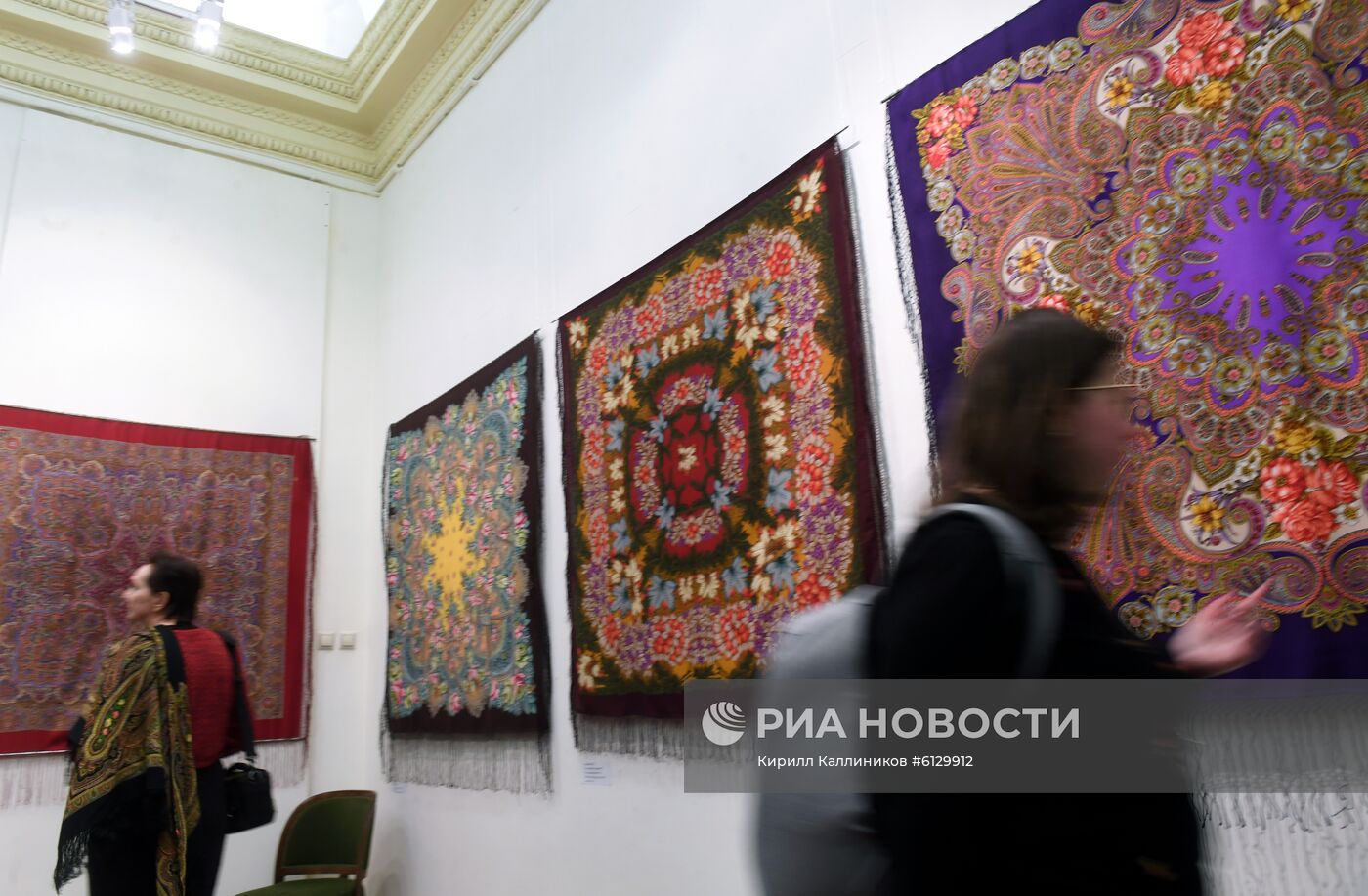 Выставка "Цветочная симфония павловопосадской шали"