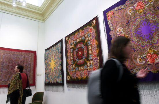 Выставка "Цветочная симфония павловопосадской шали"