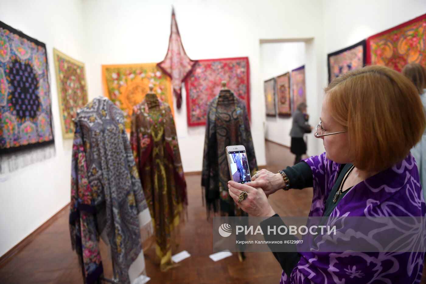 Выставка "Цветочная симфония павловопосадской шали"