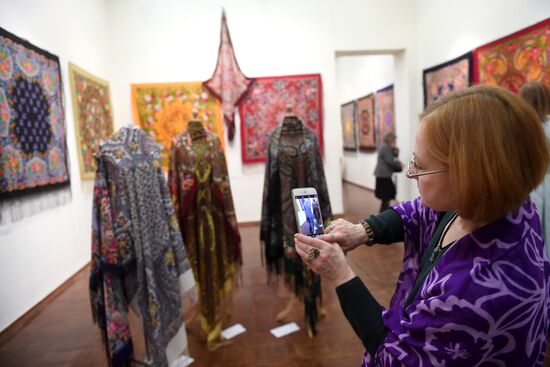 Выставка "Цветочная симфония павловопосадской шали"