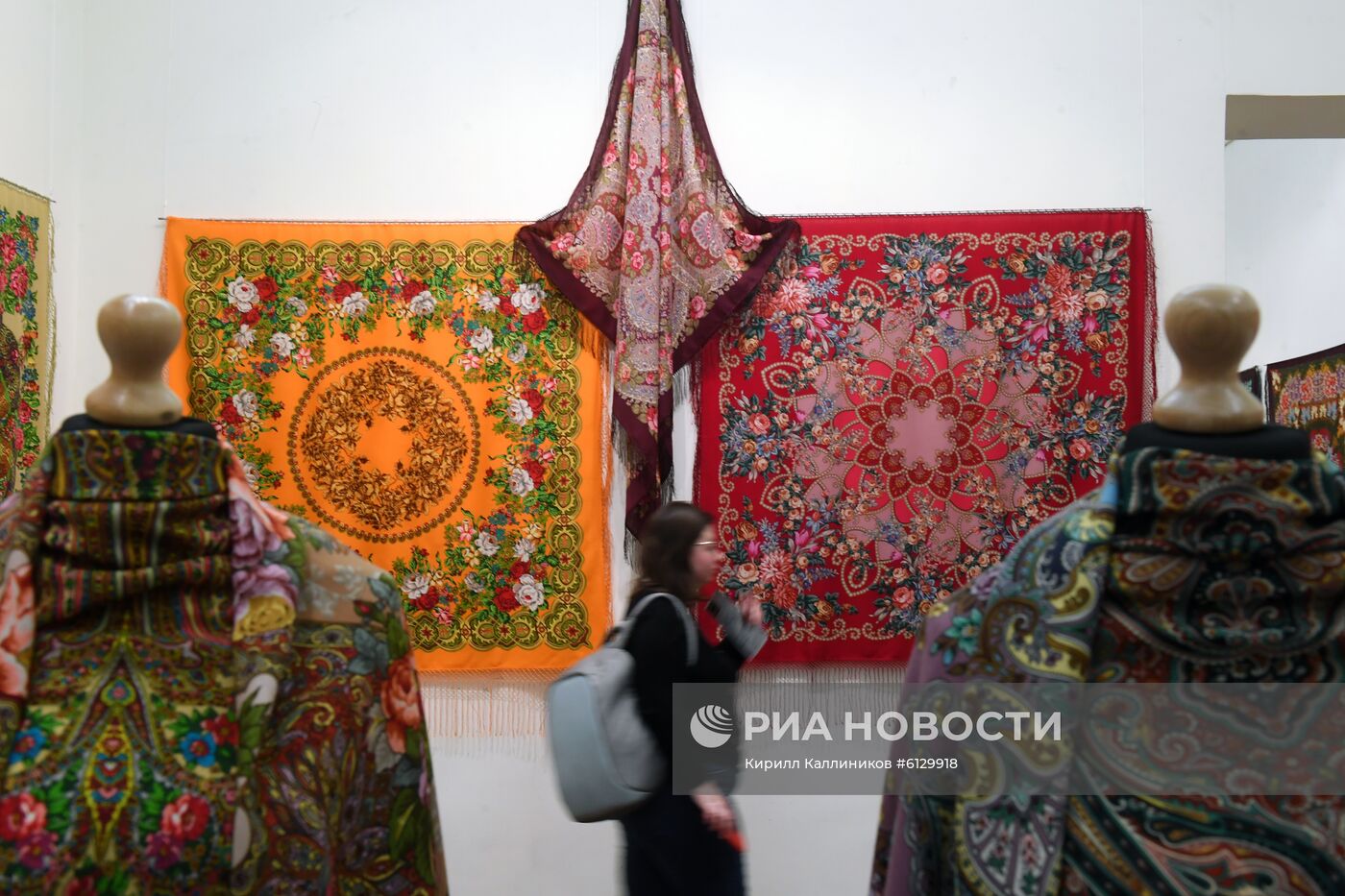 Выставка "Цветочная симфония павловопосадской шали"